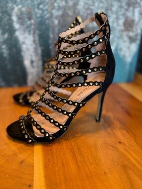 Zigi Soho Glam Black/Gold Gladiator Heels 4” Studded (VGUC)